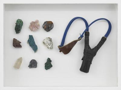 younes_baba-ali_coffret_de_survie_4_2020_slingshot_and_raw_minerals_from_katanga_30_x_40_x_6_cm_photo_by_hugard_and_vanoverschelde